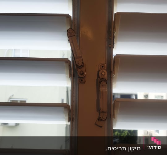תריסים לבנים עם מנגנון פתיחה מתכת